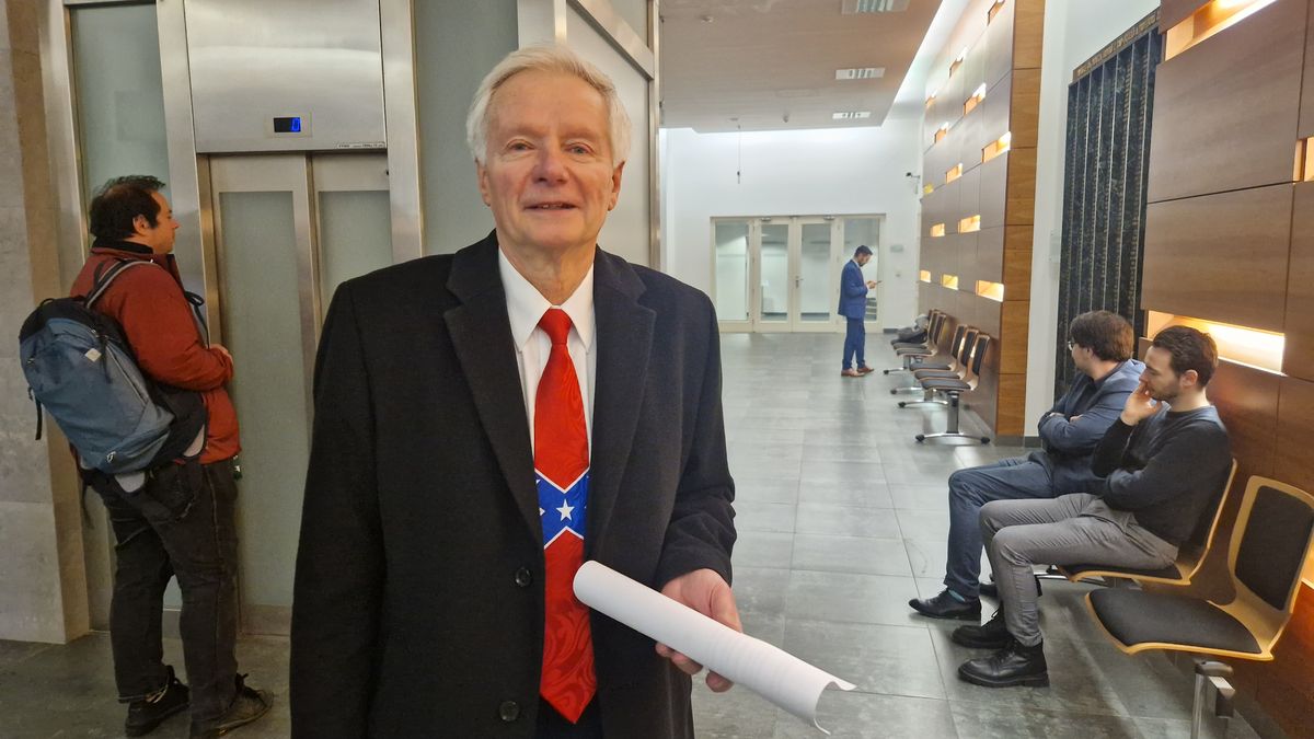 Sládek u soudu řečnil marně. Jeho republikáni byli rozpuštěni